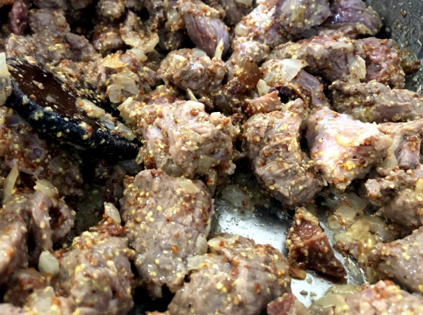 Divoké hovädzie s hrubozrnnou horčicou na čiernom pive (fotorecept) - obrázok 4