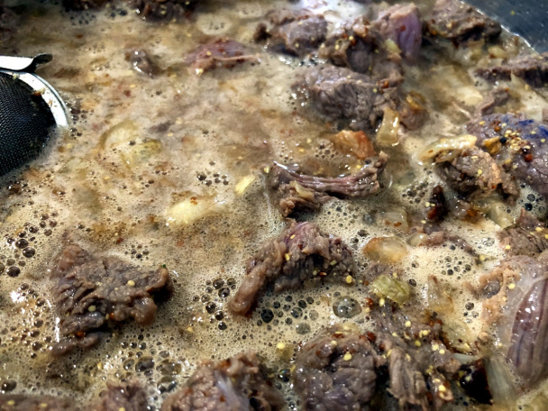 Divoké hovädzie s hrubozrnnou horčicou na čiernom pive (fotorecept) - obrázok 5