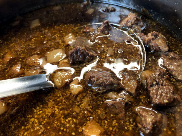 Divoké hovädzie s hrubozrnnou horčicou na čiernom pive (fotorecept) - obrázok 7