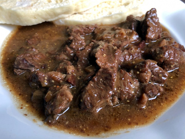 Divoké hovädzie s hrubozrnnou horčicou na čiernom pive (fotorecept) - obrázok 9