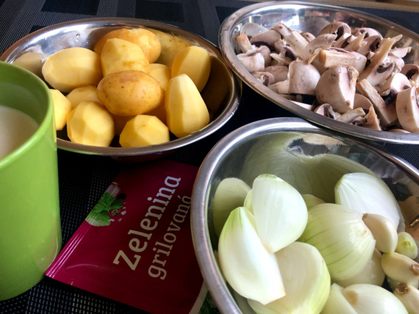 Šampiňónový pekáčik s novými zemiakmi (fotorecept) - obrázok 1