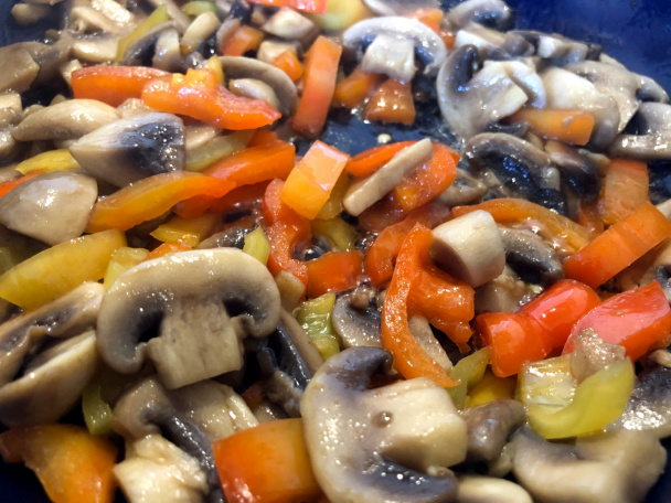 Buřtguláš so šampiňónmi (fotorecept) - obrázok 5