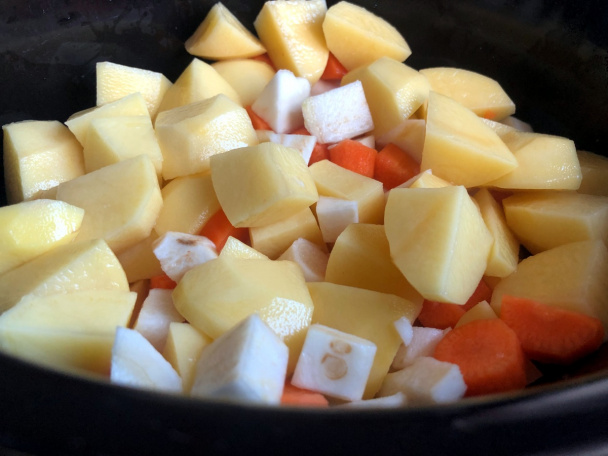 Srnčia lopatka na koreňovej zelenine v pomalom hrnci (fotorecept) - obrázok 3