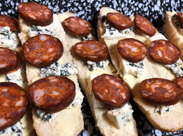 Zapekané rožky s Nivou a klobáskou (fotorecept) - obrázok 1