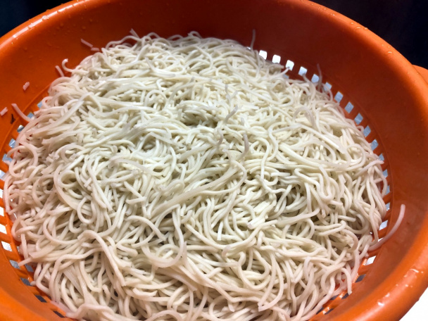 Opekané čínske rezance s kuracím mäsom (fotorecept) - obrázok 7