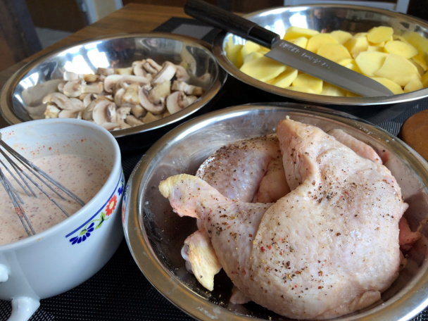 Kuracie stehná pečené na zemiakoch a šampiňónoch (fotorecept) - obrázok 1