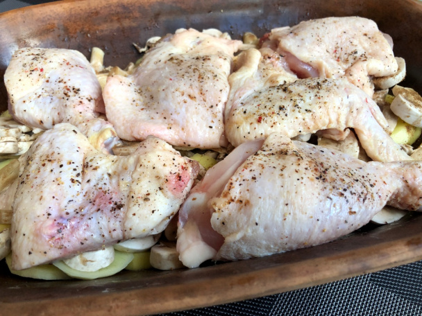 Kuracie stehná pečené na zemiakoch a šampiňónoch (fotorecept) - obrázok 2