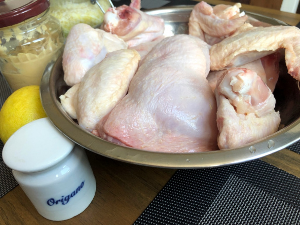 Marinované kuracie stehná pečené na zemiakoch - recept pre remosku (fotorecept) - obrázok 1