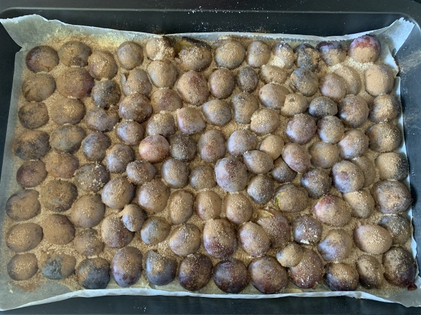 Obrátený slivkový koláč s vanilkovo-rumovým krémom (fotorecept) - obrázok 2