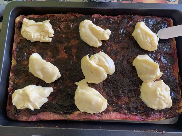 Obrátený slivkový koláč s vanilkovo-rumovým krémom (fotorecept) - obrázok 5