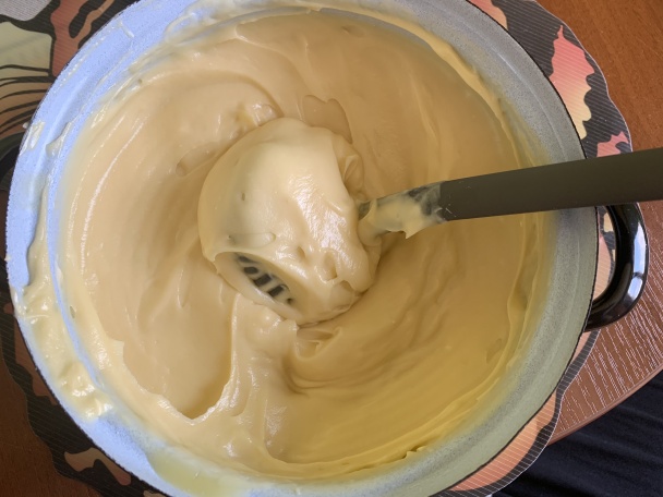 Obrátený slivkový koláč s vanilkovo-rumovým krémom (fotorecept) - obrázok 7