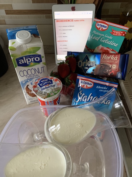 Kokosovo-jahodová panna cotta - obrázok 1