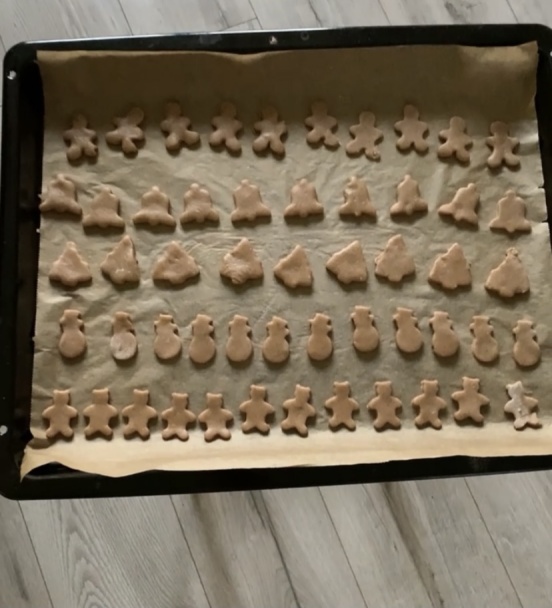 Zasnežený medovníkový stromček (fotorecept) - obrázok 5