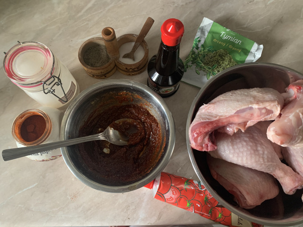 Šťavnaté pečené kuracie stehná na hlávkovej kapuste (fotorecept) - obrázok 1