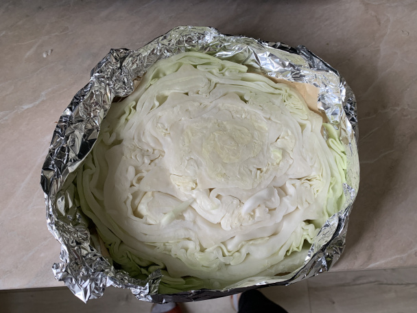 Šťavnaté pečené kuracie stehná na hlávkovej kapuste (fotorecept) - obrázok 5