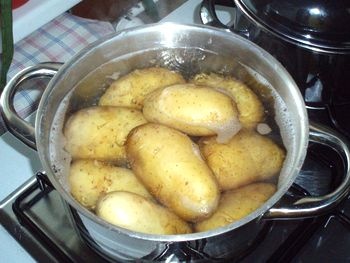 Zapečené zemiaky plnené šampiňónmi preliate šafránovo-kokosovou omáčkou (fotorecept) - obrázok 1