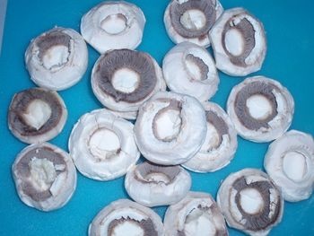 Zapečené zemiaky plnené šampiňónmi preliate šafránovo-kokosovou omáčkou (fotorecept) - obrázok 2