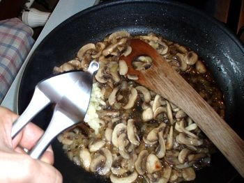 Zapečené zemiaky plnené šampiňónmi preliate šafránovo-kokosovou omáčkou (fotorecept) - obrázok 5