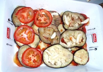Prekladané zemiaky s baklažánom a paradajkami (fotorecept) - obrázok 5