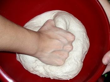 Rozmarínová chlebová pizza s cibuľou a zemiakmi (fotorecept) - obrázok 4