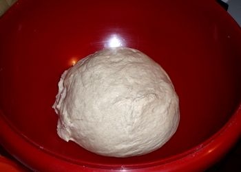 Rozmarínová chlebová pizza s cibuľou a zemiakmi (fotorecept) - obrázok 5