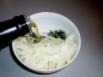 Rozmarínová chlebová pizza s cibuľou a zemiakmi (fotorecept) - obrázok 7