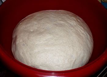 Rozmarínová chlebová pizza s cibuľou a zemiakmi (fotorecept) - obrázok 8