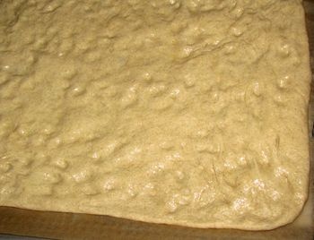 Rozmarínová chlebová pizza s cibuľou a zemiakmi (fotorecept) - obrázok 9