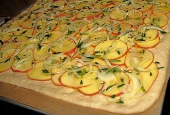 Rozmarínová chlebová pizza s cibuľou a zemiakmi (fotorecept) - obrázok 11
