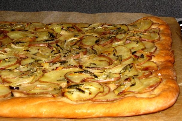 Rozmarínová chlebová pizza s cibuľou a zemiakmi (fotorecept) - obrázok 12