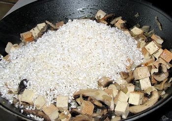 Krémové rizoto so šampiňónmi, údeným tofu a kokosovým mliekom (fotorecept) - obrázok 5