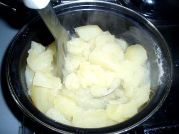 Čakanka s cibuľkou a cesnakom zapekaná so zemiakovou kašou (fotorecept) - obrázok 7