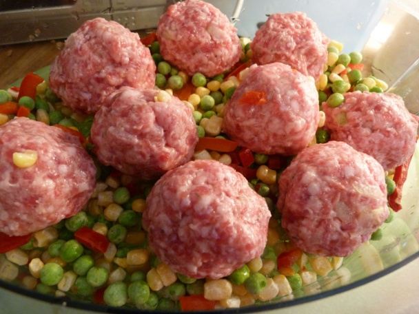 Mäsové guľky so zeleninou a cestovinami - parný hrniec (fotorecept) - obrázok 1