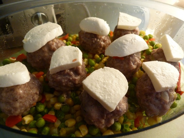 Mäsové guľky so zeleninou a cestovinami - parný hrniec (fotorecept) - obrázok 4