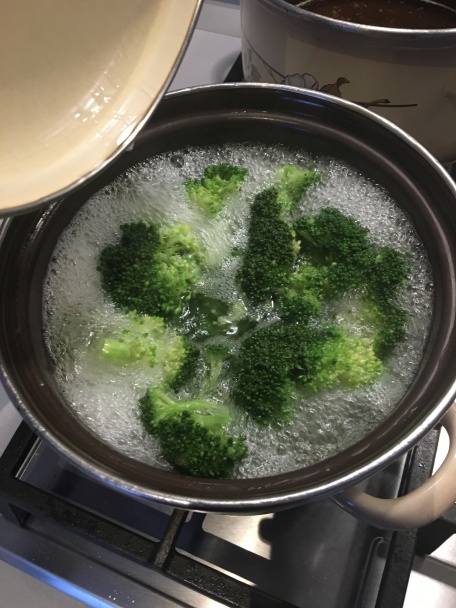 Zapekané kuracie prsia so syrovou omáčkou a s brokolicou (fotorecept) - obrázok 2