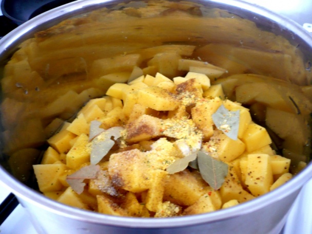 Polievka zemiaková kyslá s vareným vajíčkom /fotorecept/ - obrázok 1