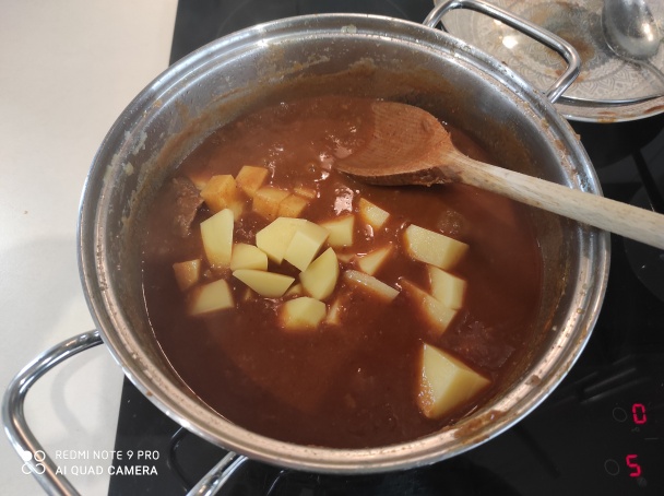 Hovädzí guláš (fotorecept) - obrázok 7