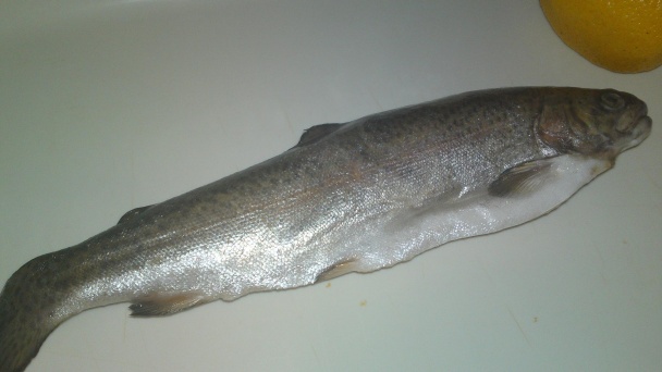 Pečený voňavý pstruh s pikantnou omáčkou (fotorecept) - obrázok 1