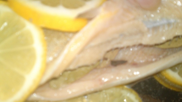 Pečený voňavý pstruh s pikantnou omáčkou (fotorecept) - obrázok 7