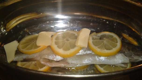 Pečený voňavý pstruh s pikantnou omáčkou (fotorecept) - obrázok 8