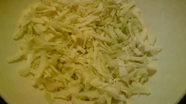 Kapustový šalát s červenou cibuľou, kapiou v oleji a balzamicovým octom (fotorecept) - obrázok 1