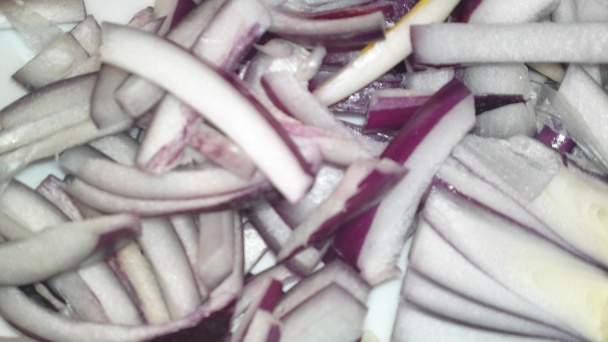 Kapustový šalát s červenou cibuľou, kapiou v oleji a balzamicovým octom (fotorecept) - obrázok 2