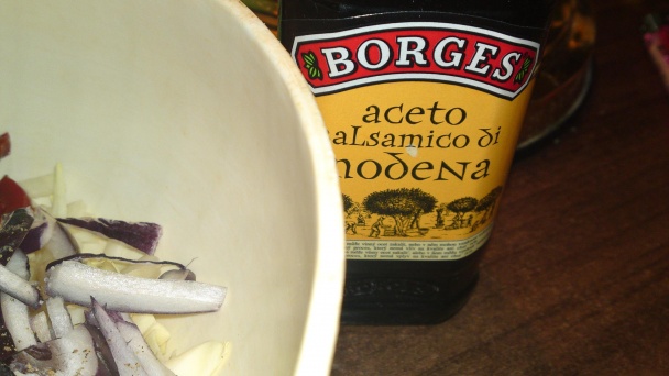 Kapustový šalát s červenou cibuľou, kapiou v oleji a balzamicovým octom (fotorecept) - obrázok 4