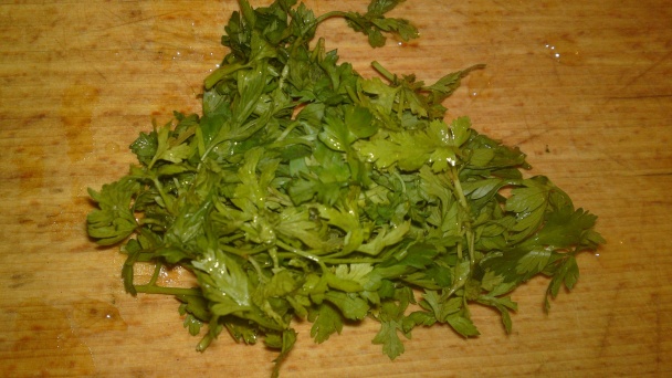 Bravčové karé na údenej paprike s petržlenovou omáčkou a s opekanými zemiakmi (fotorecept) - obrázok 6