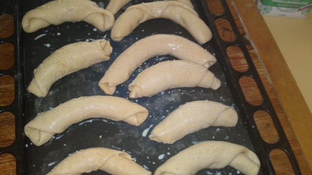 Domáce biele tukové rohlíky so sezamom (fotorecept) - obrázok 11