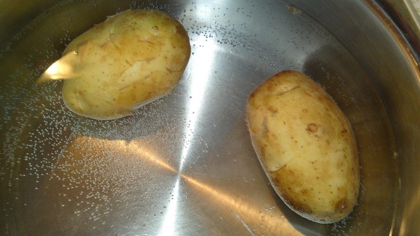 Vyprážaná pečeň v pikantnom cestíčku s opekanými novými zemiakmi (fotorecept) - obrázok 1