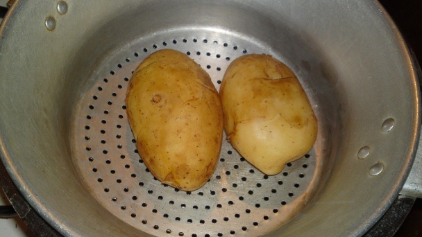 Vyprážaná pečeň v pikantnom cestíčku s opekanými novými zemiakmi (fotorecept) - obrázok 2