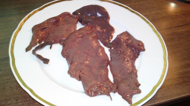 Vyprážaná pečeň v pikantnom cestíčku s opekanými novými zemiakmi (fotorecept) - obrázok 3