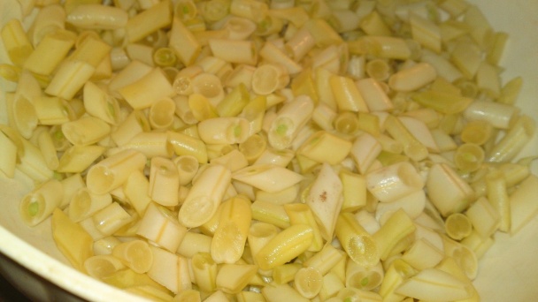 Letná omáčka zo žltej maslovej fazuľky s kôprom a bravčovým perkeltom na vrchu (fotorecept) - obrázok 2