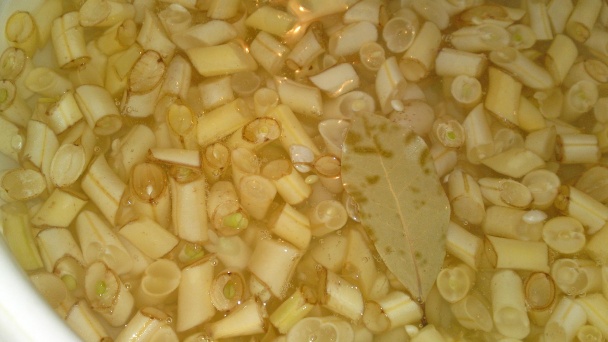 Letná omáčka zo žltej maslovej fazuľky s kôprom a bravčovým perkeltom na vrchu (fotorecept) - obrázok 4